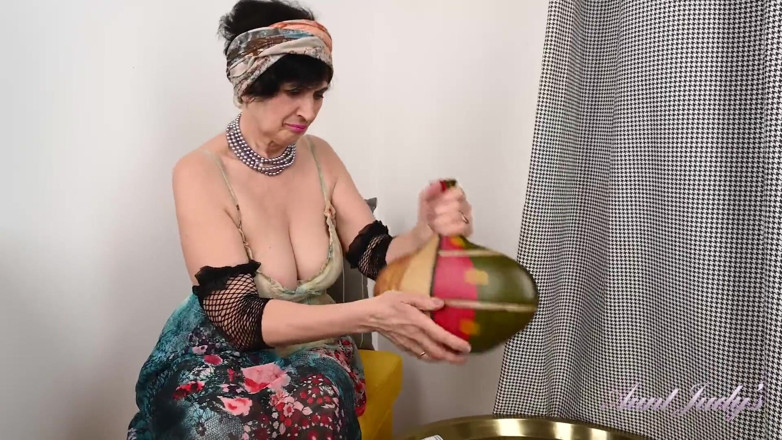 Aunt Judy's: 64 yaşındaki kıllı olgun gilf minia beyaz file çorapla mastürbasyon yapıyor