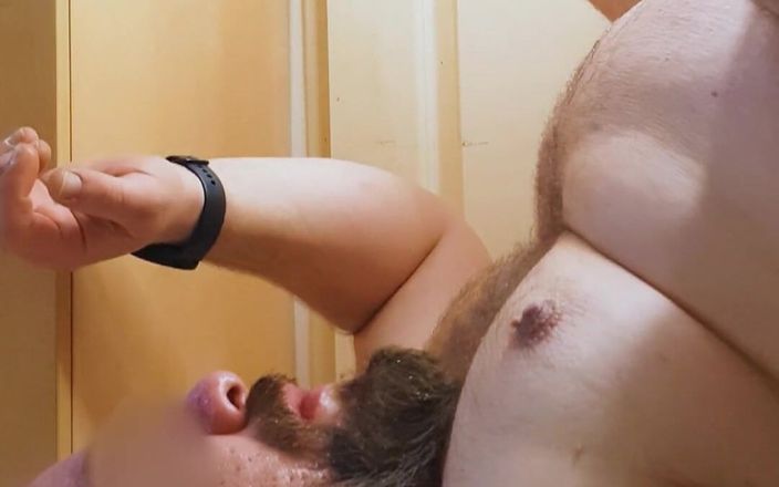 Bawdybear: Beruang kencing di mulut - lihat dari samping