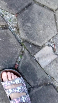 Descalzo Con Zapatillas
