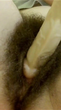 Cewek ini lagi asik muasin memeknya pakai dildo ukuran XL