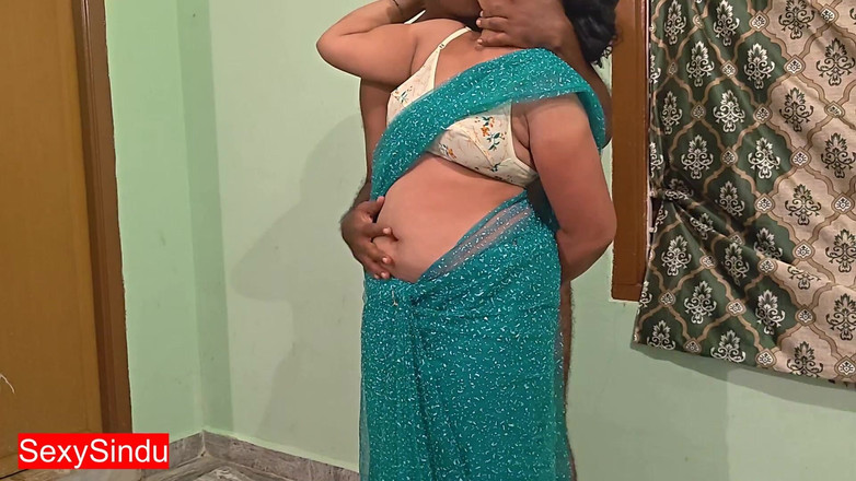 Sexy sindu: Sexy bhabhi in transparentem sari, zeigt heißen nabel