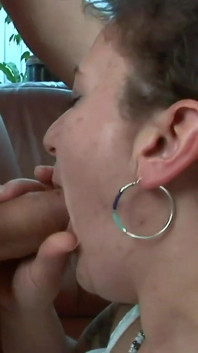 Diese geile brünette mit natürlichen titten genießt es, mit harten schwänze zu spielen, indem sie sie sinnlich lutscht und leckt