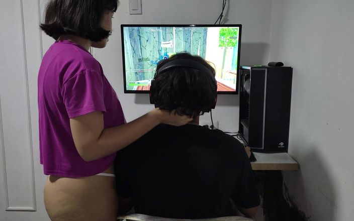 SugarPose: 재스민은 게임을 하는 동안 남친의 주의를 산만하게 합니다.