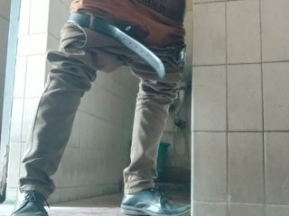 Tamil 10 inches BBC: मैं टॉयलेट में अपने बड़े काले लंड का हस्तमैथुन करती हूं