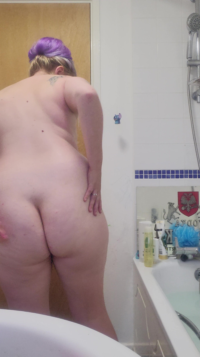 RoxyhotGoddessXx: La dea miLF troia gioca da sola in bagno