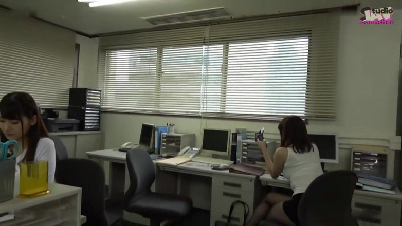 Studio JAV Launcher: Una bellezza monella dell'ufficio prende in giro una temperatura, ma...