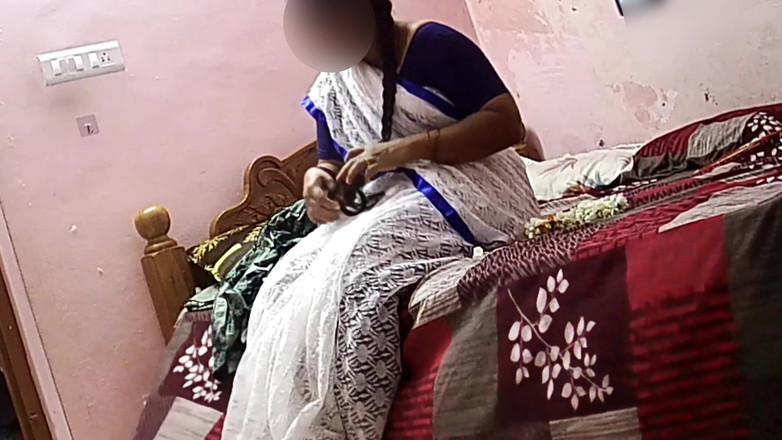 Black & white desicat: 我把鲜花给了我性感的邻居妻子，她张开了她的阴户，我们享受了长时间的性爱