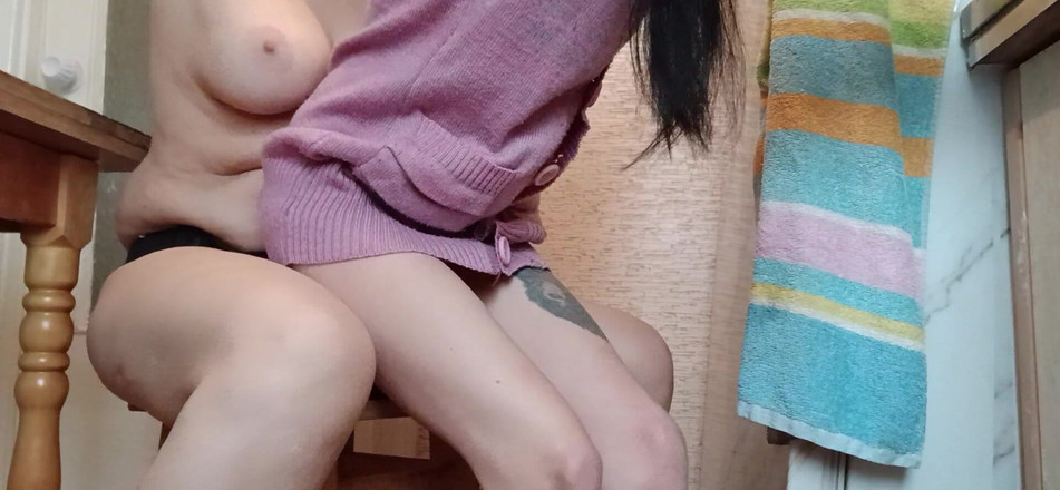 Lesbian-illusion: Szybki seks lesbijski w kuchni z paskiem