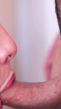Nahaufnahme eines großartigen Blowjobs, ich bin sicher, Du wirst in ein paar Minuten kommen. Ich werde alles rausholen! Folow mich, ig & twt
