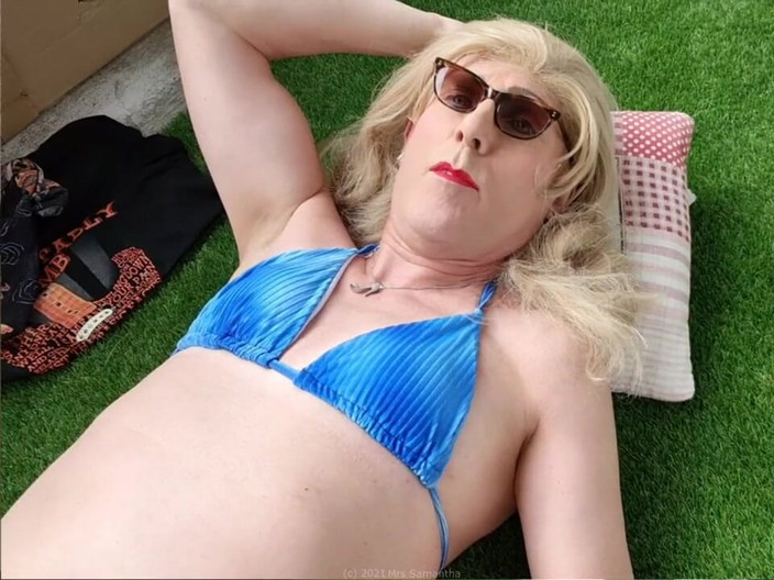 Mrs Samantha: Bayan Samantha balkonda topuklu oynuyor