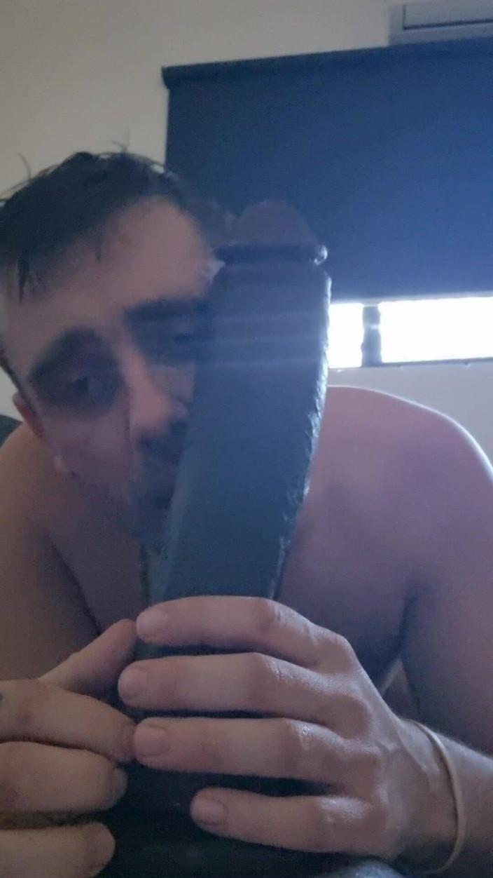 Gecko Lexi: Pulă mare și neagră cu vibrator suge pula și vorbe murdare