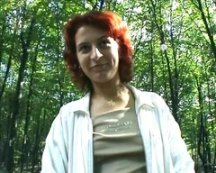 Cette Allemande rousse adore se masturber dans la forêt