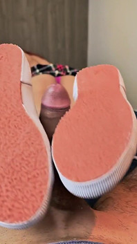 Shoejob a žhavý sex s výstřikem na tenisky