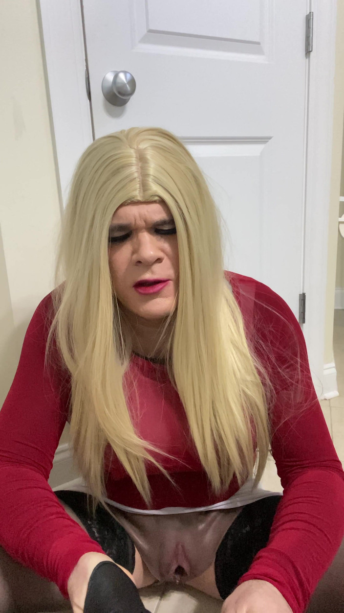 MadisonCD2025: セクシーなクロスドレッサーのトランス女性が偽物のおもちゃを着て、陰部をからかい、下品な話をする