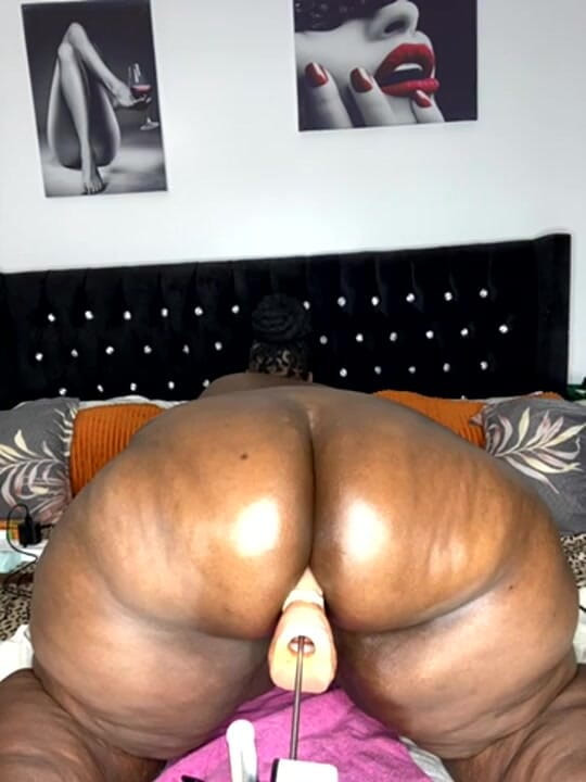 Legendary Booty Overdose: Она жаждет поездить на большом черном члене