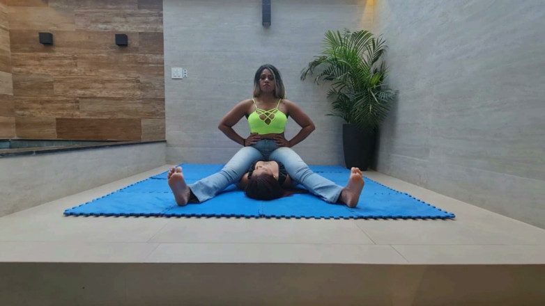 FetishKing: Perut dan dada duduk oleh Veronica dan hambanya
