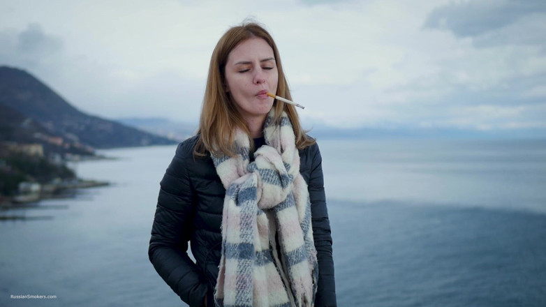 Russian Smokers: Pemandangan indah breeze yang tenang saat merokok di pesisir pantai