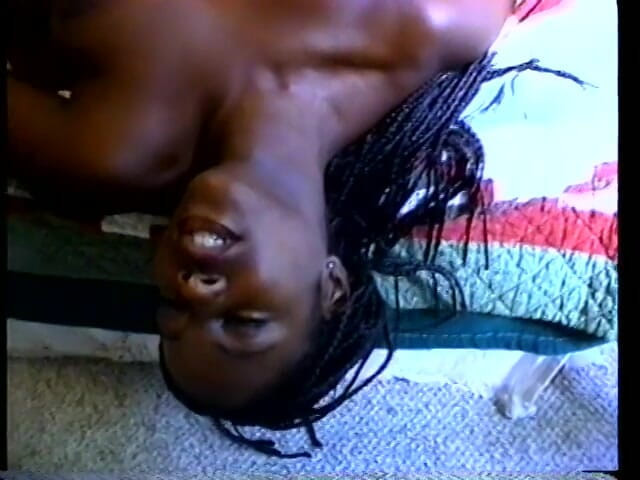 Hot and Wet: Polla negra es chupada duro por nena de ébano