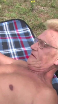 Si blonde matang memberikan blowjob hebat di luar rumah