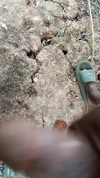 Afrikaanse jongen masturbeert in de bush