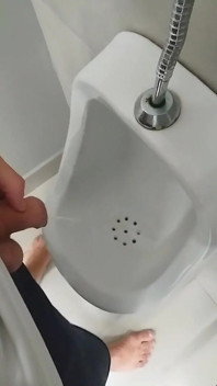 Ik werd bijna betrapt op het blootstellen van mezelf in de badkamer van de sportschool, en de jongens zagen me