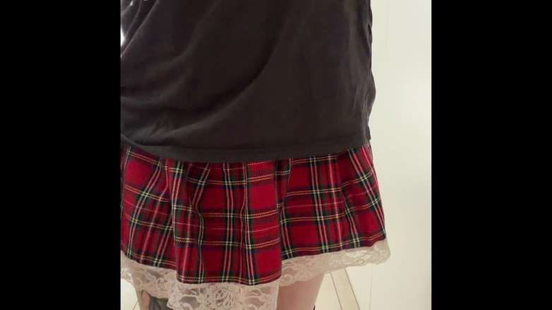 Kinky Princess: Il travestito effeminato si veste goffamente da modella