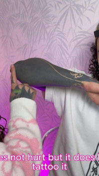 La chica en medias largas muerde al chico duro