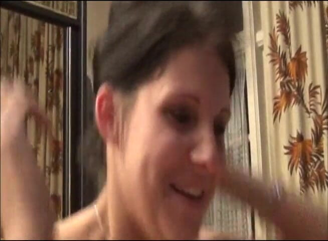 Flash Model Amateurs: O brunetă sexy este futută și futută cu degetul în pizdă
