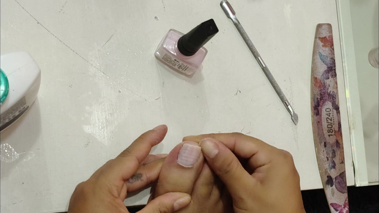 Isabel: Painting Nails