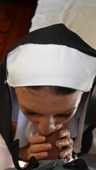 Monja se traga al sacerdote a la mitad del camino y luego le ruega correrse en mis tetas sacerdote