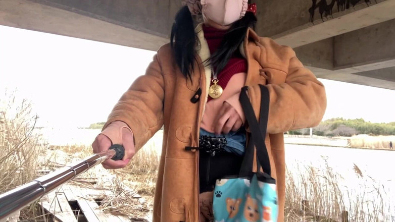 megu2002: Samostatný trénink NO80 Tucking a anální expozice Procházka po řece část 1