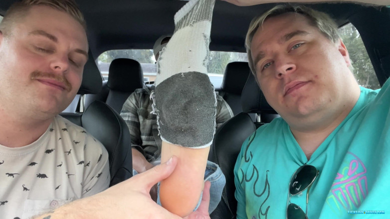 Ticklish Chubs: Snyft: milus paga con i suoi piedi