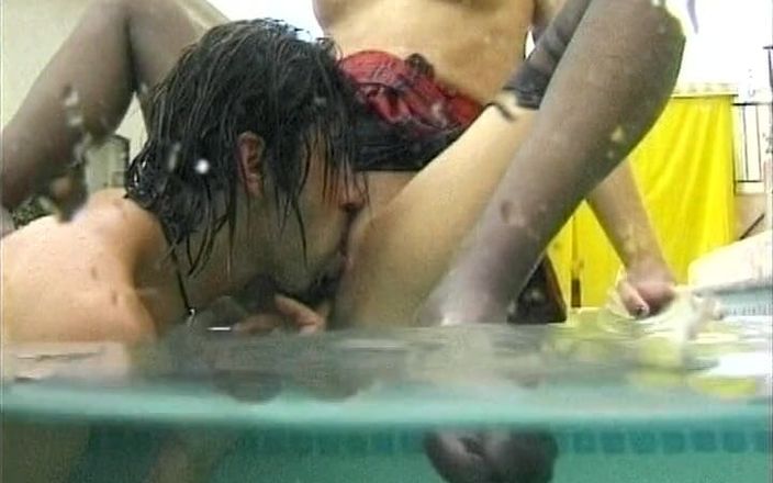 Deutscher hardcore: 来自德国的深色头发宝贝用她湿润的取悦一个狂野的家伙