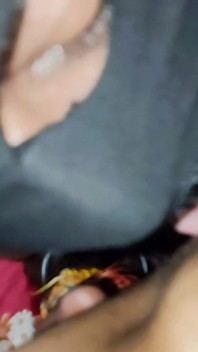 Cuplu proaspăt căsătorit care se bucură de o experiență cu vibrator