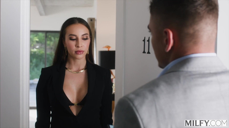 Milfy: milfy boss Lady Melissa बिजनेस ट्रिप पर असिस्टेंट को चोदती है