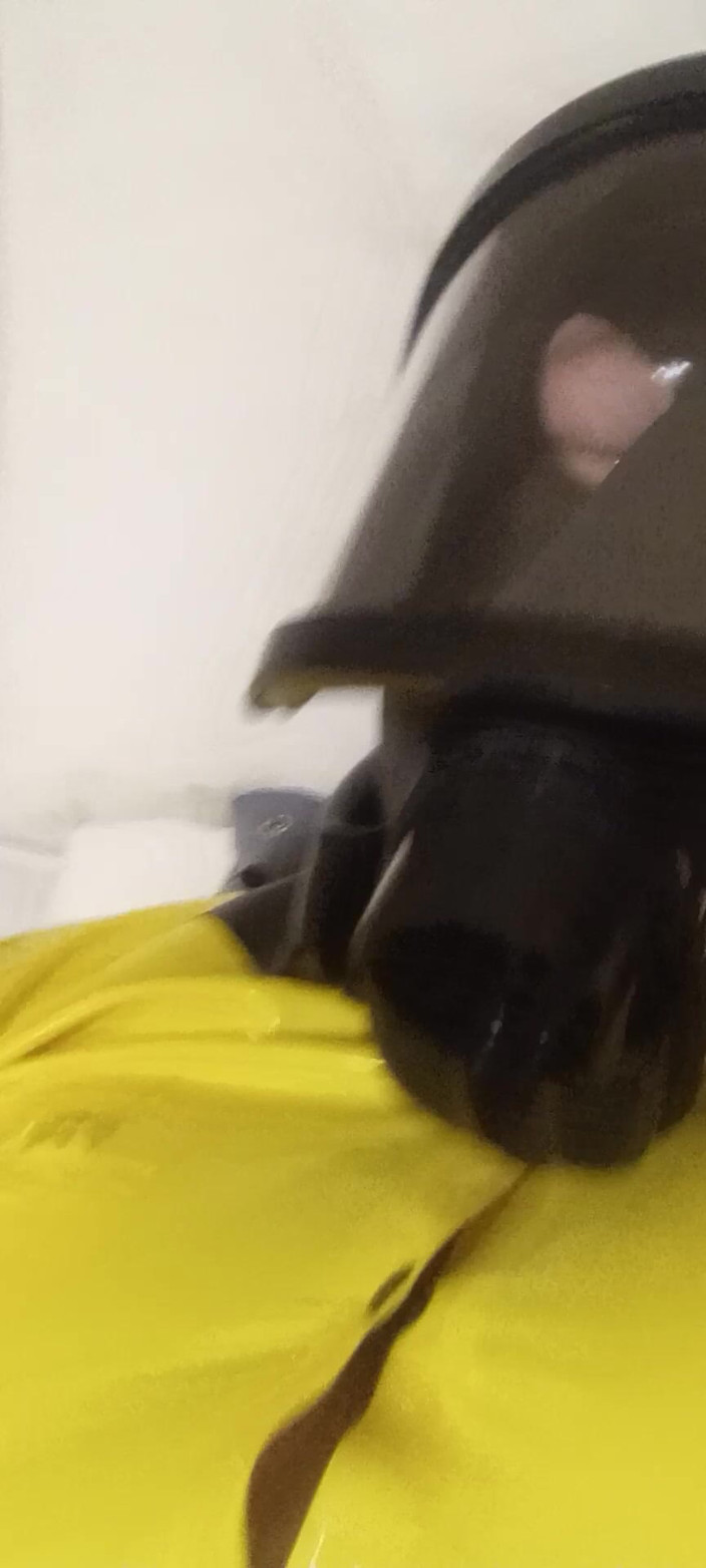 Latex Boy: Gaz maskeli lateks vis drone boşalıyor