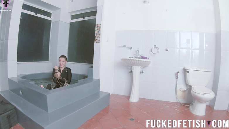 Fucked fetish: Bts Safada mijando no chão, a banheira molhada do meio...