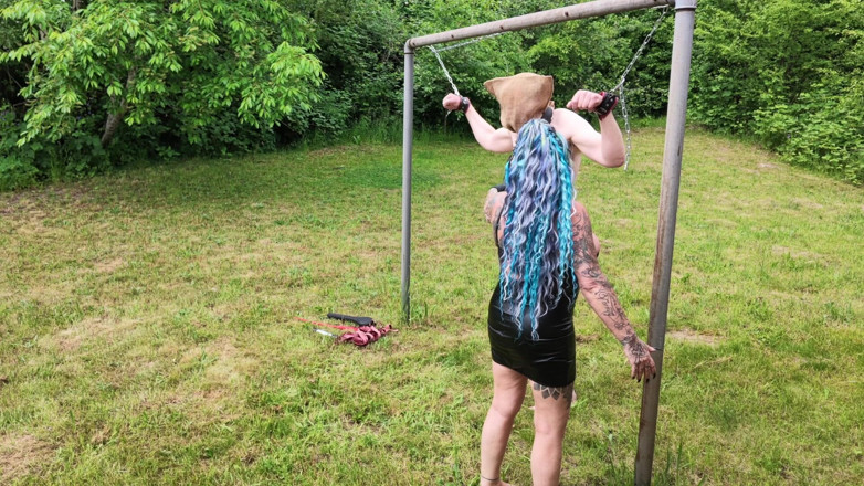 Domina Dark: Biciuită goală în natură