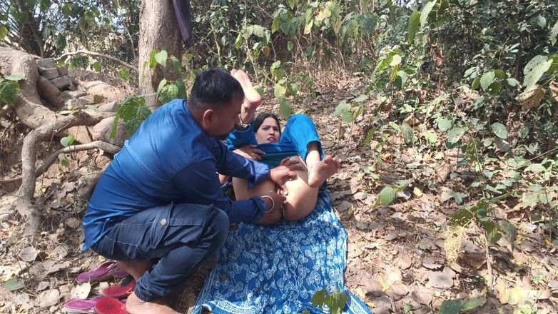 Sona bhabhi: Індійське сільське секс-відео, індійська дівчина з великими цицьками пресує свого зведеного брата в селі на відкритому повітрі