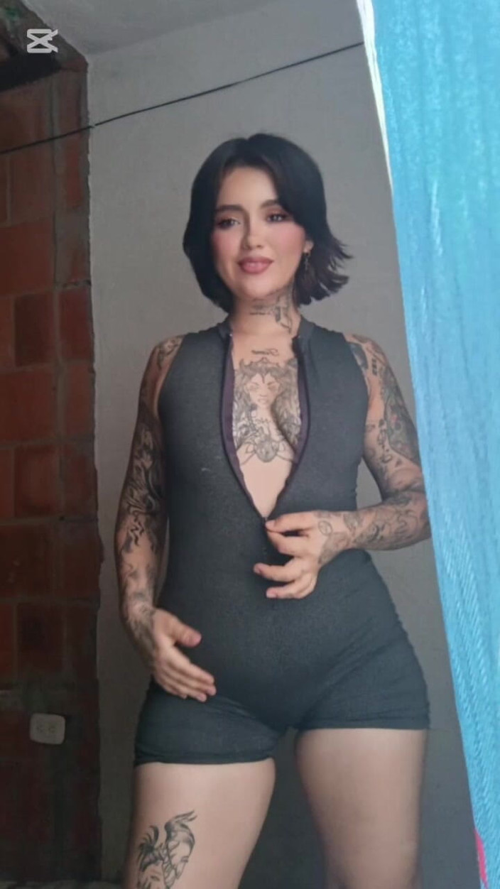 Dalyla: Nghệ nhân móc gợi cảm chạm vào vú của cô ấy