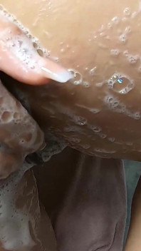 Mandi Latina yang Indah Untuk Orgasme