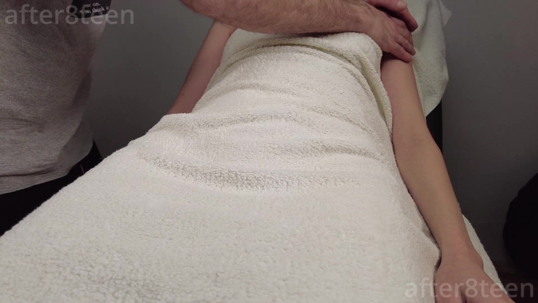 After8Teen: Tukang pijat ngajak temannya untuk ngentot dan selingkuh sendirian