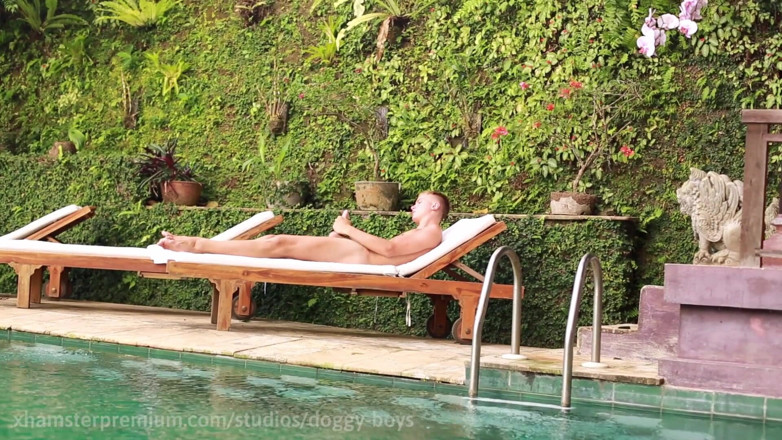 Doggy boys: Kolam hotel melancap di luar rumah