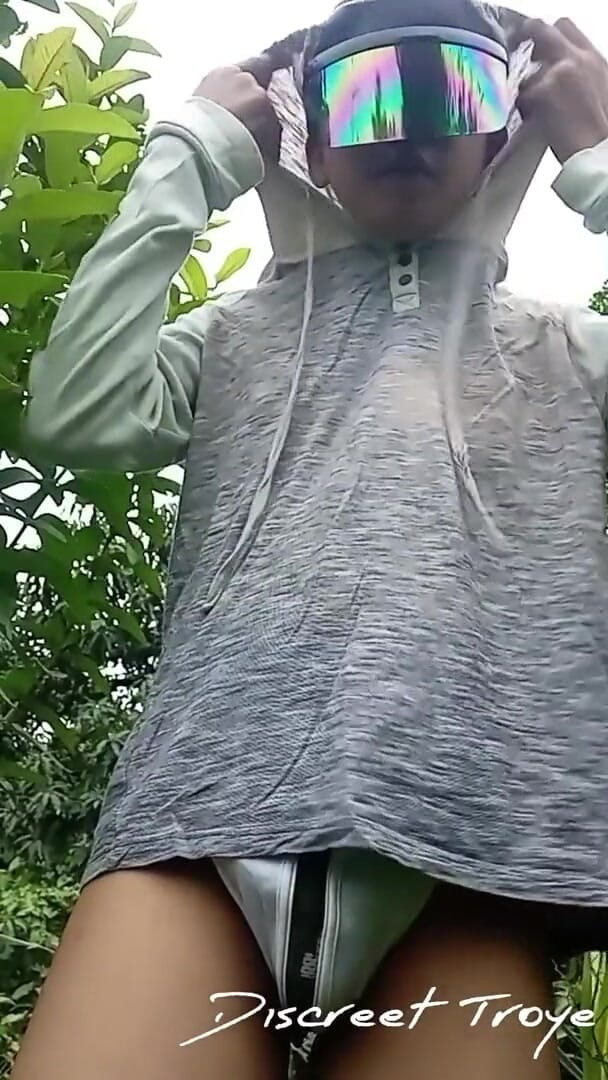 Troye_AsianPinoy: Asiática Pinoy tira a roupa no acostamento de uma estrada...