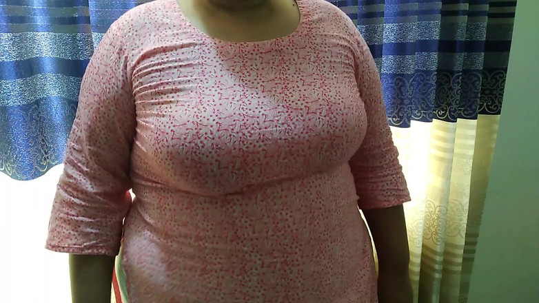 Aria Mia: Une demi-sœur indienne sexy de 18 ans s’exhibe avant d’aller à l’université...