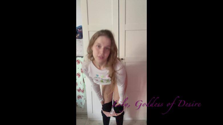 Lily, Goddess of Desire: Strip-tease timide mais très sexuelle