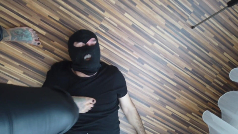 Fetish videos by Alex: Gardıroptaki ayak kölesi