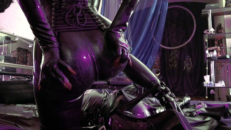 Eva Latexxx: Femdom Facestting Eva Latex Fetish Mistress Footjob BDSM Pvc Otrok...
