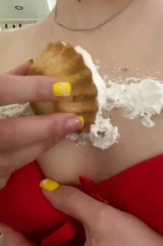 Monnycka: 奶子上的甜杯蛋糕