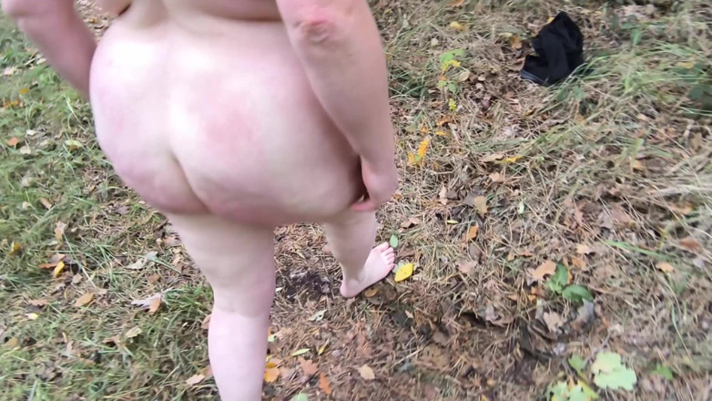 Bouncy Tits Action: Berbogel di padang dan dipukul